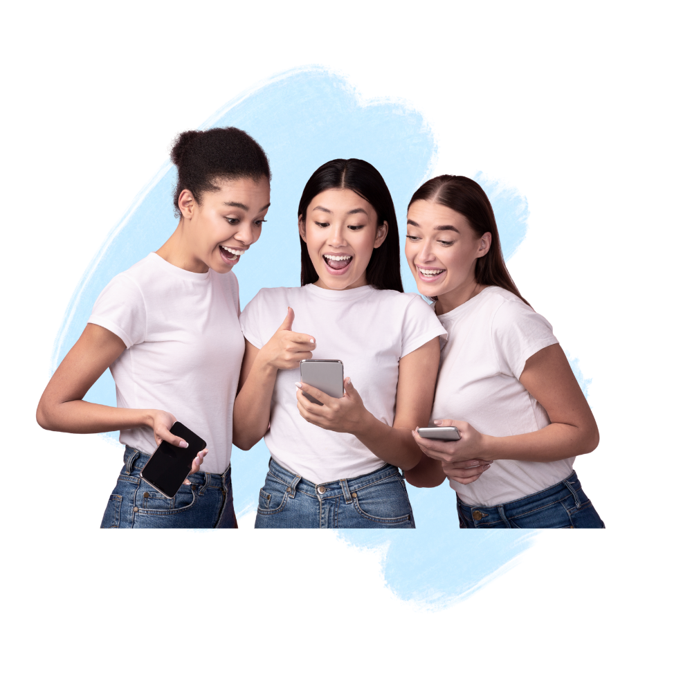 Tres amigas jóvenes sonriendo y mirando recomendaciones en sus celulares